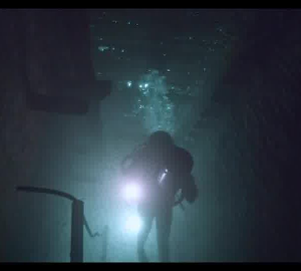 Diver_using_an_underwater_scooter_in_a_mine_16112967