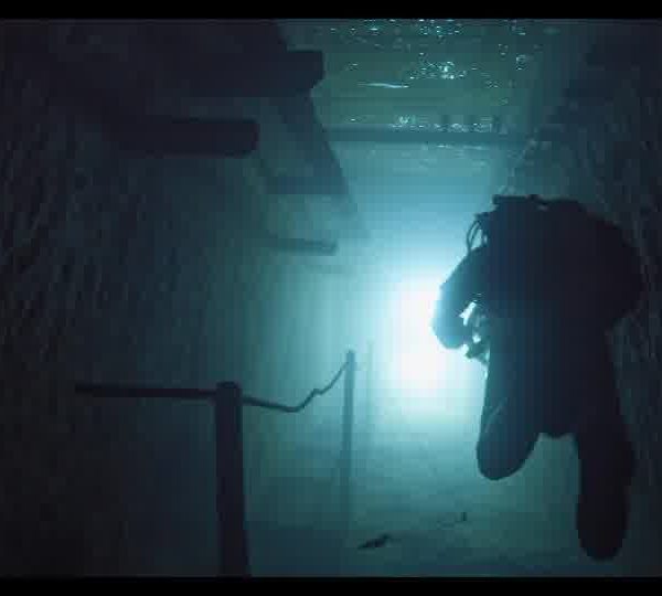 Diver_using_an_underwater_scooter_in_a_mine_161129BO