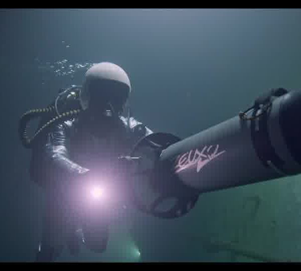 Diver_using_an_underwater_scooter_in_a_mine_161129GK