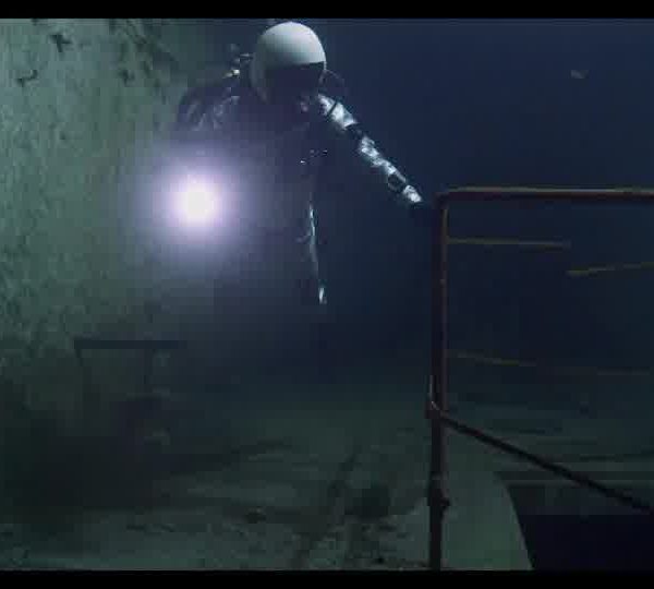 Diver_with_a_flashlight_exploring_the_Kobanya_underwater_mines_16112936