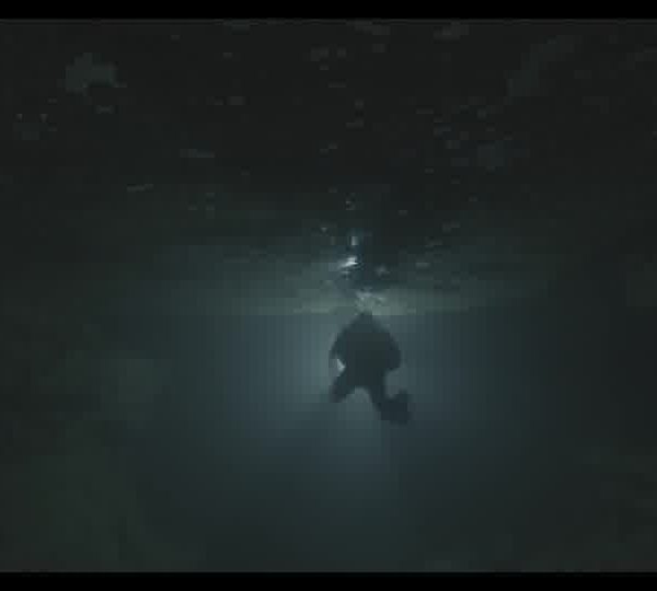 Diver_with_a_flashlight_swimming_in_a_dark_underwater_cave_1609301D