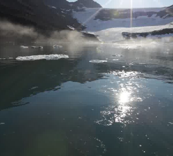 Glacier_avec_reflet_du_soleil.jpg