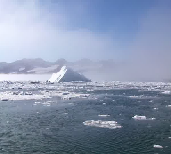 Iceberg_et_Brasch_avec_brume_qui_arrive.jpg