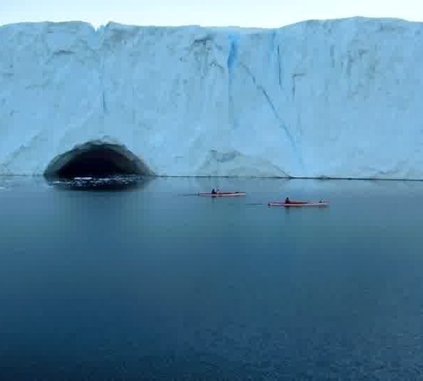 Kayaks_passe_devant_grotte_de_iceberg.jpg