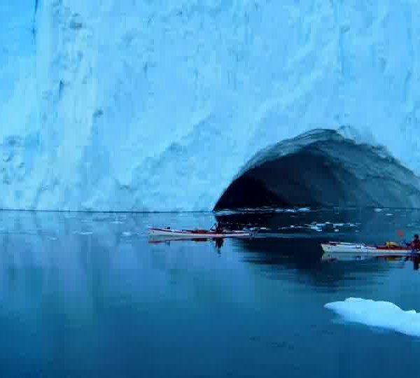 Kayaks_passent_devant_trou_iceberg.jpg