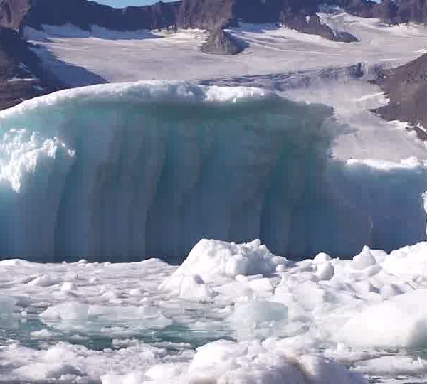 Mur_d_un_iceberg_devant_montagne.jpg