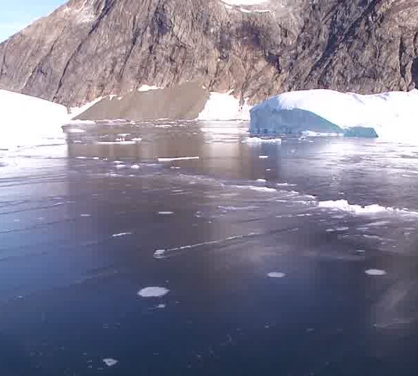 Pellicule_de_fine_glace_avec_iceberg.jpg