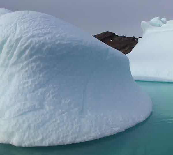 Petit_iceberg_avec_un_autre.jpg