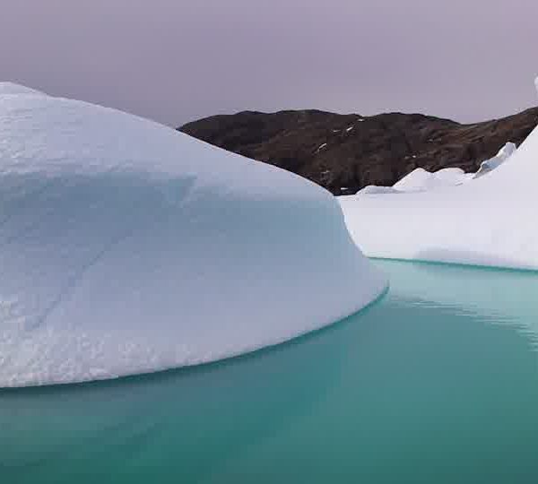 Petit_iceberg_avec_un_autre_fixe.jpg