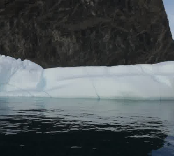 Petit_iceberg_devant_montagne.jpg