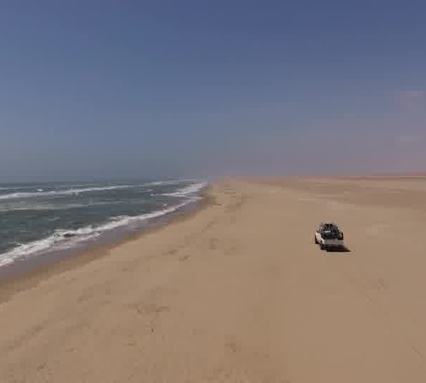 Pick_up_avance_sur_une_plage_de_Namibie_1