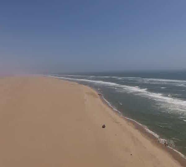 Pick_up_avance_sur_une_plage_de_Namibie_vers_le_nord