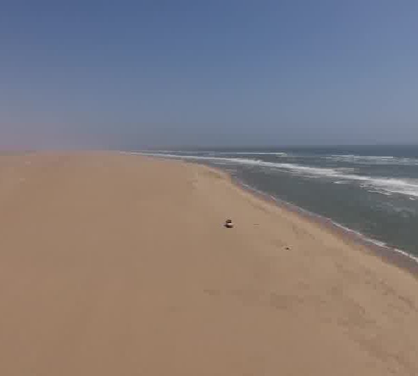 Pick_up_avance_sur_une_plage_de_Namibie_vient_vers_cam