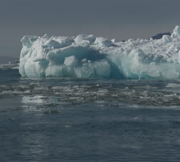 Pointe_d_un_iceberg_plan_moyen.jpg