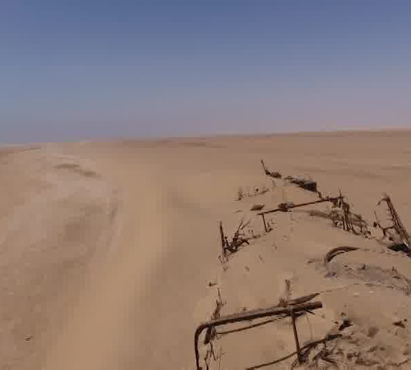 Vue_de_drone_d-une_epave_echouee_sur_une_plage_de_Namibie